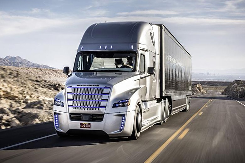 Посмотрите, каково это — ездить на беспилотном грузовике Freightliner от Daimler