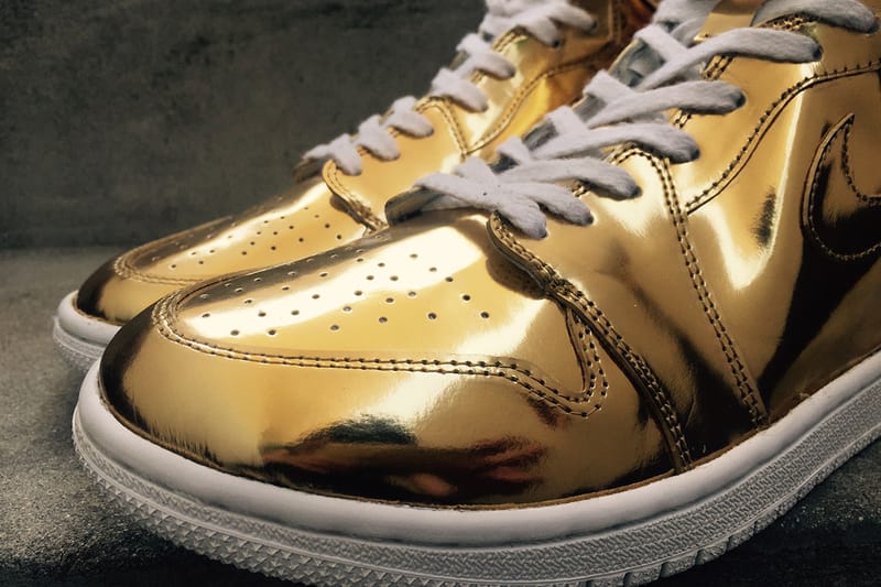 Nike sky high dunks liquid outlet gold