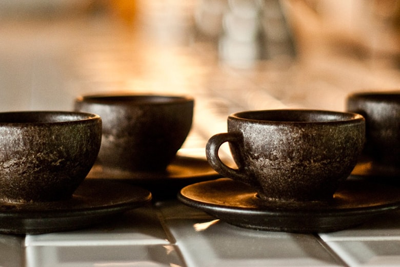 Выпейте идеальную чашку кофе в чашке, сделанной из кофейной гущи