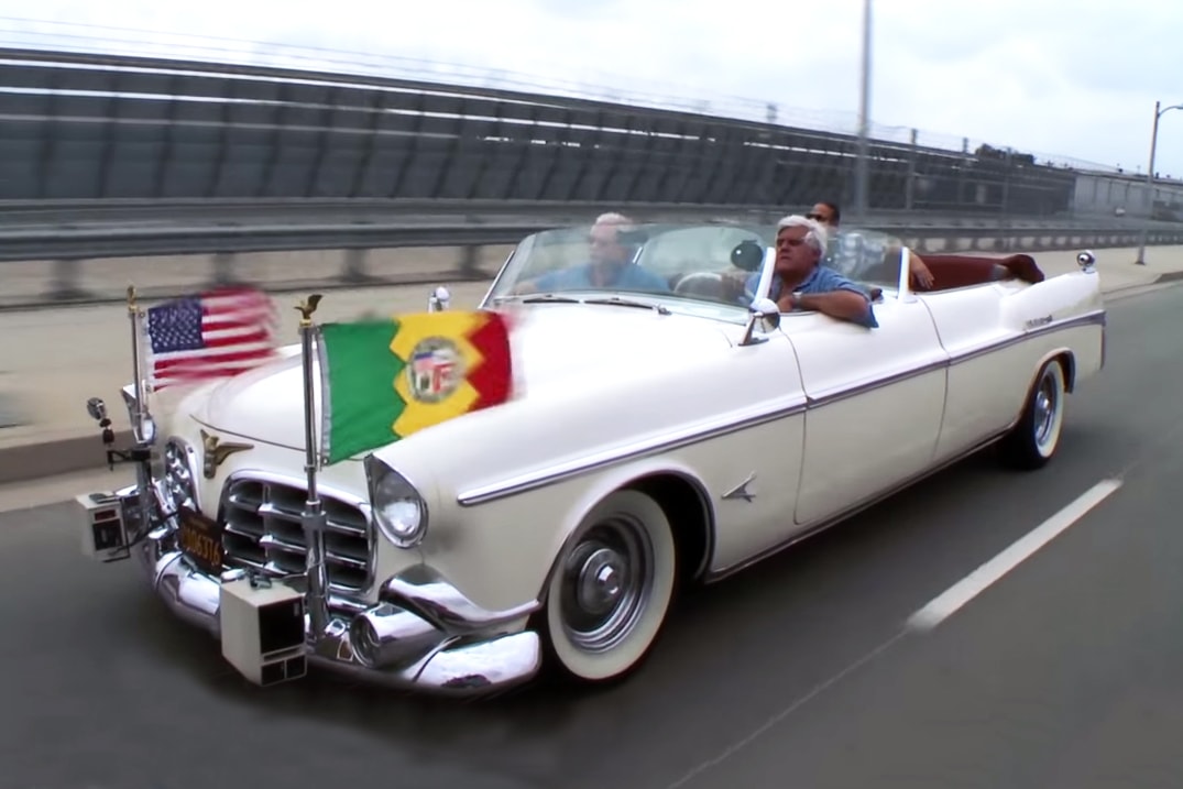 Джей Лено получает президентское обращение на Имперском параде Chrysler 1952 года