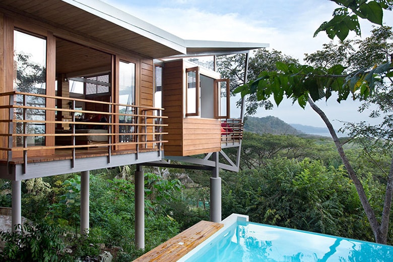 Плавучий дом, спроектированный Бенджамином Гарсиа Саксе, с видом на джунгли Коста-Рики