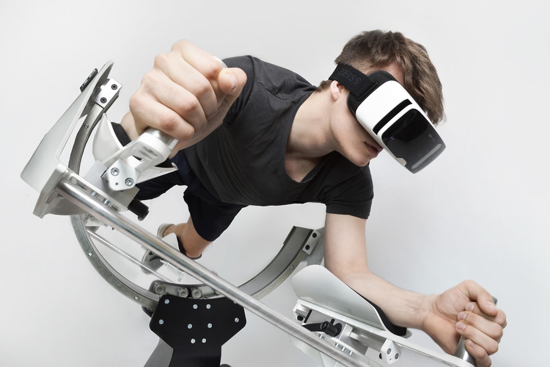 Эта установка виртуальной реальности позволяет вам играть и тренироваться одновременно