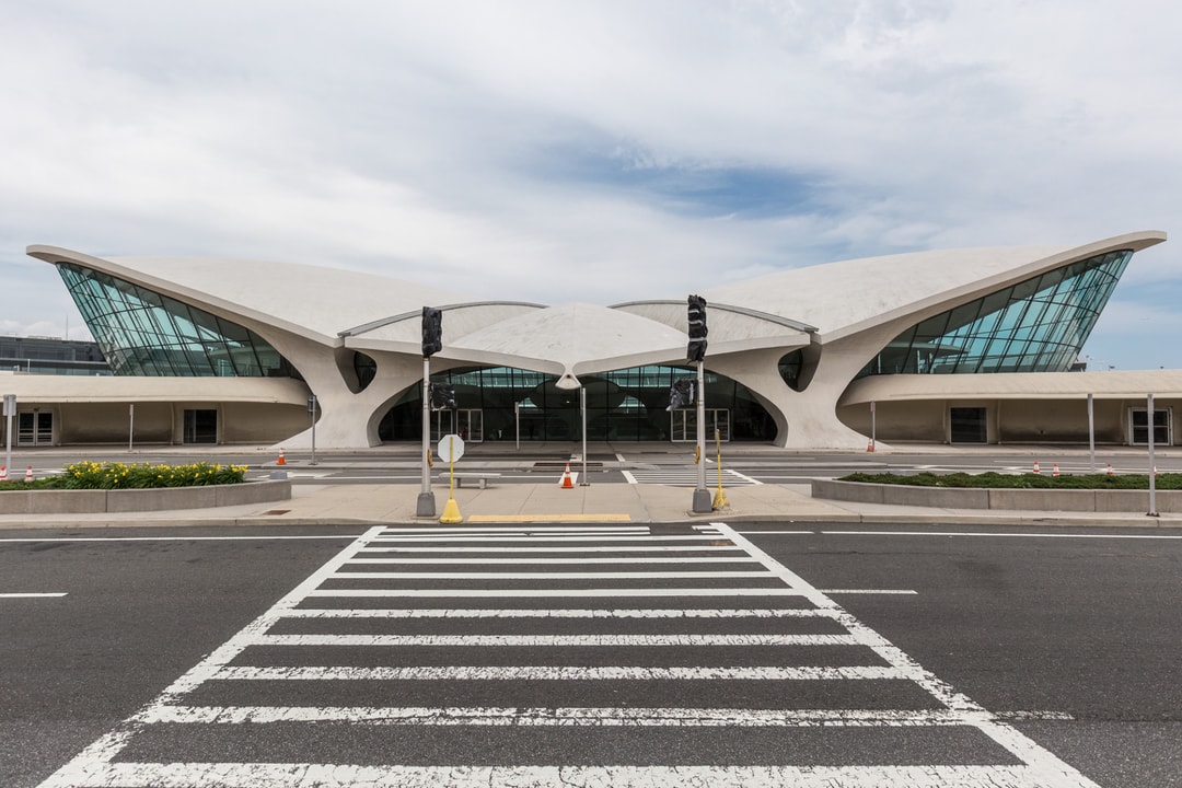 Исследование заброшенного терминала TWA в международном аэропорту имени Джона Ф. Кеннеди в Нью-Йорке.
