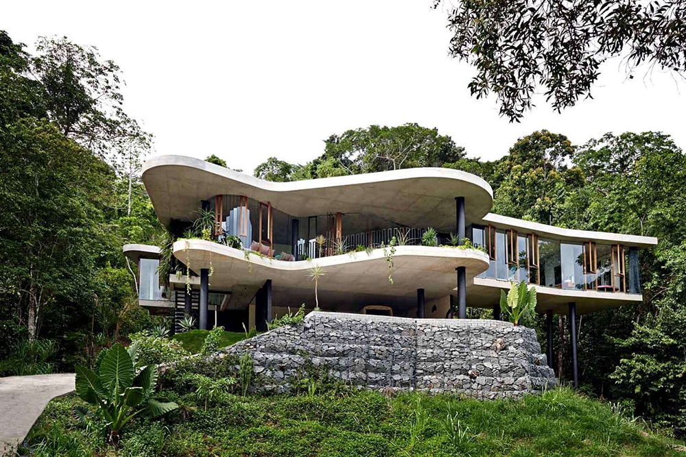 Команда дизайнеров мужа и жены создала удивительный тропический дом