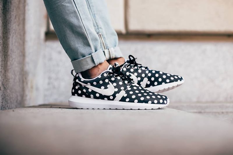 Roshe run shop white black dots