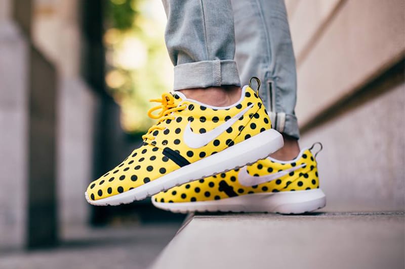 Roshe run 2024 white black dots