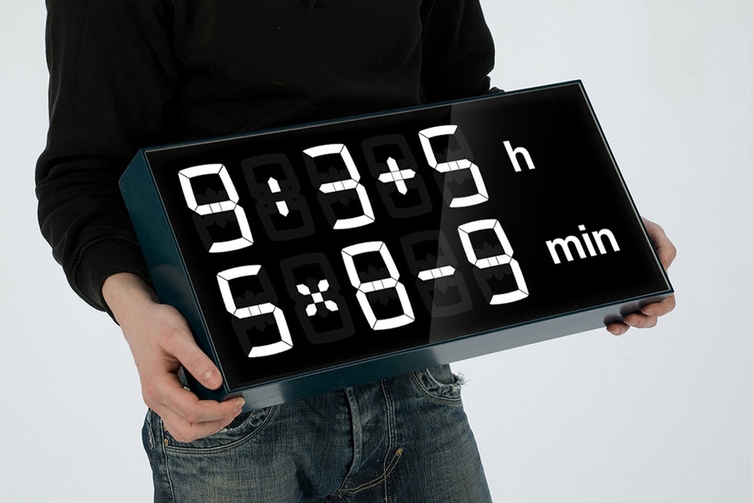 Эти часы заставят вас решать математические уравнения на время