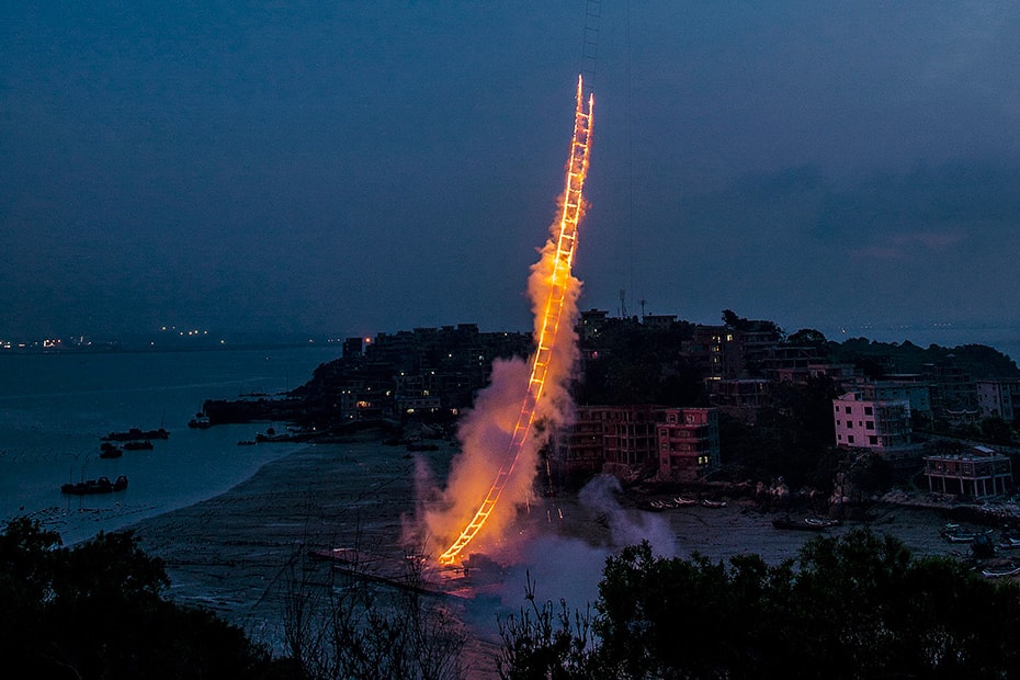 Цай Гоцян зажигает 500-метровую фейерверковую лестницу, ведущую в небо