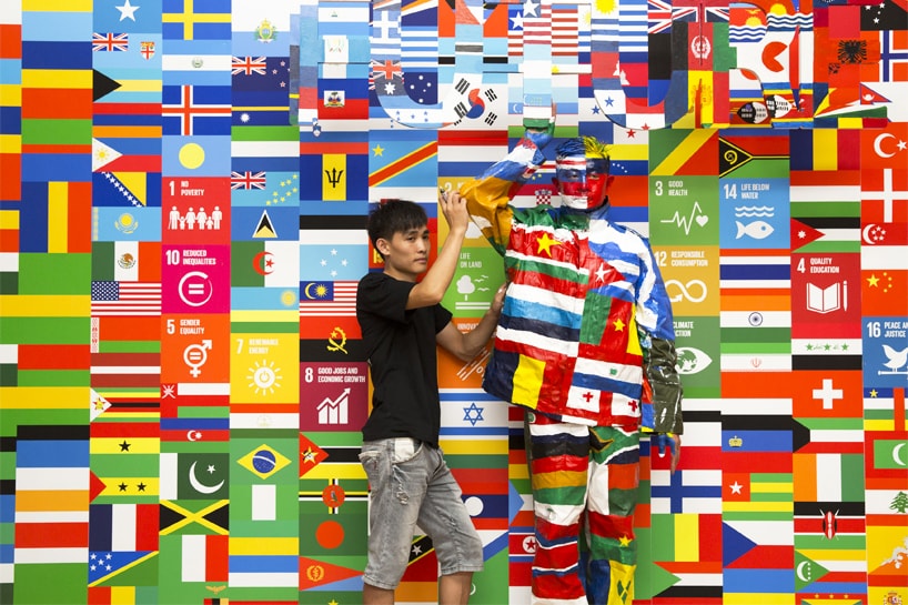 Лю Болин маскируется под 193 флага ООН в рамках кампании за глобальные цели