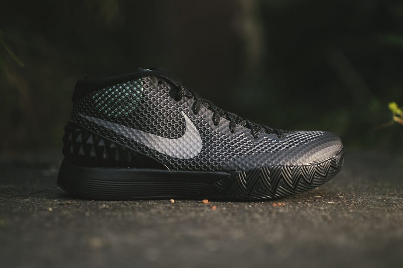 Kyrie 1 all black on sale