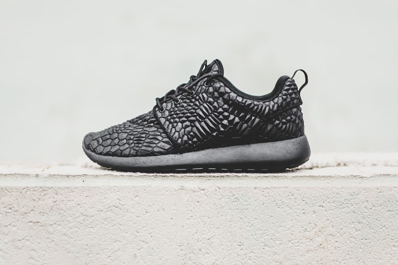 womens black roshe one