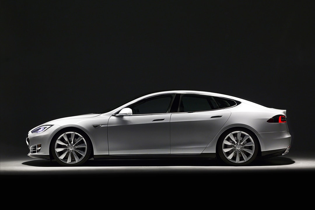 Tesla готова обновить автомобили функцией «автопилота»