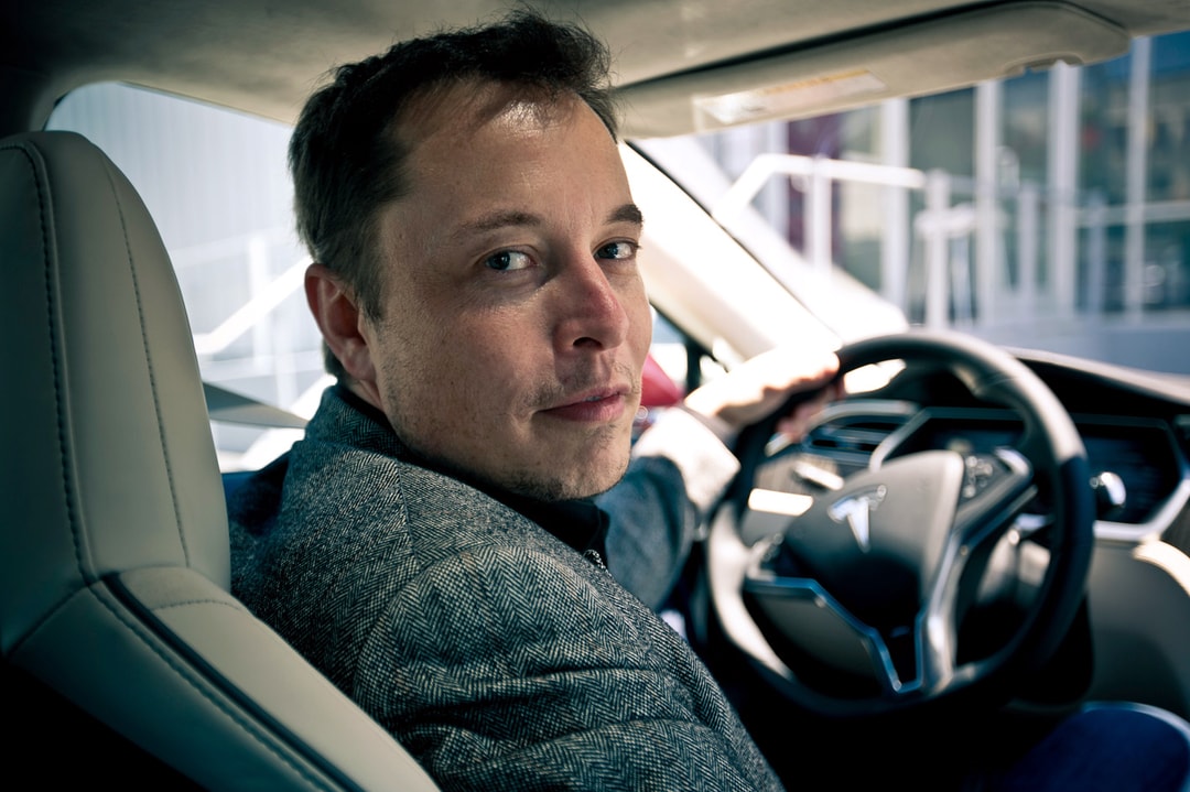Генеральный директор Tesla намекает на начальный вариант автомобиля Model 3 компании