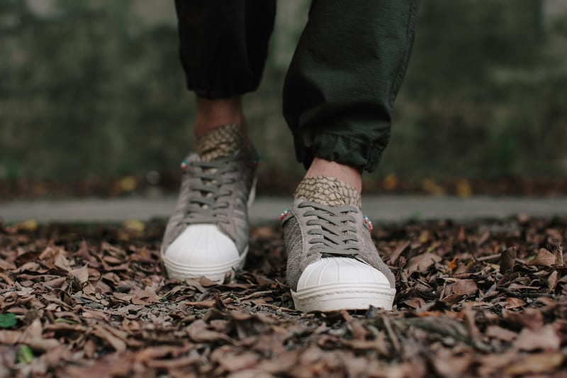 Invincible x adidas superstar outlet 80v - warm grey