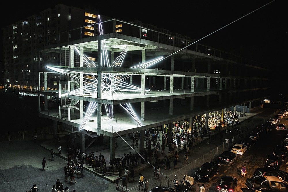 Пятиэтажная инсталляция со светодиодной звездой от Джуна Онга