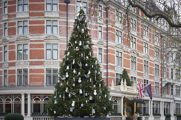 Нетрадиционная рождественская елка Дэмиена Херста для отеля Connaught