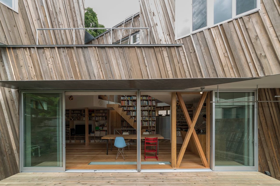 Этот современный японский дом сделан из переработанной древесины