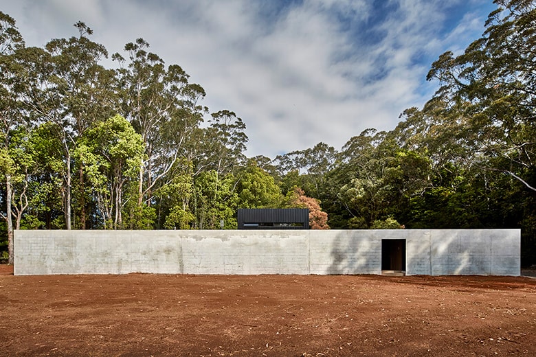 Кирпичная стена Modscape скрывает модульный дом у бассейна в Австралии