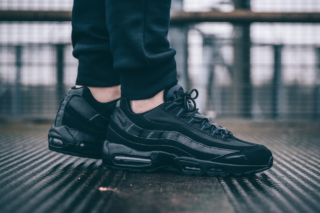 black nike air 95