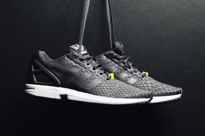 Black and gold outlet adidas shoes zx flux