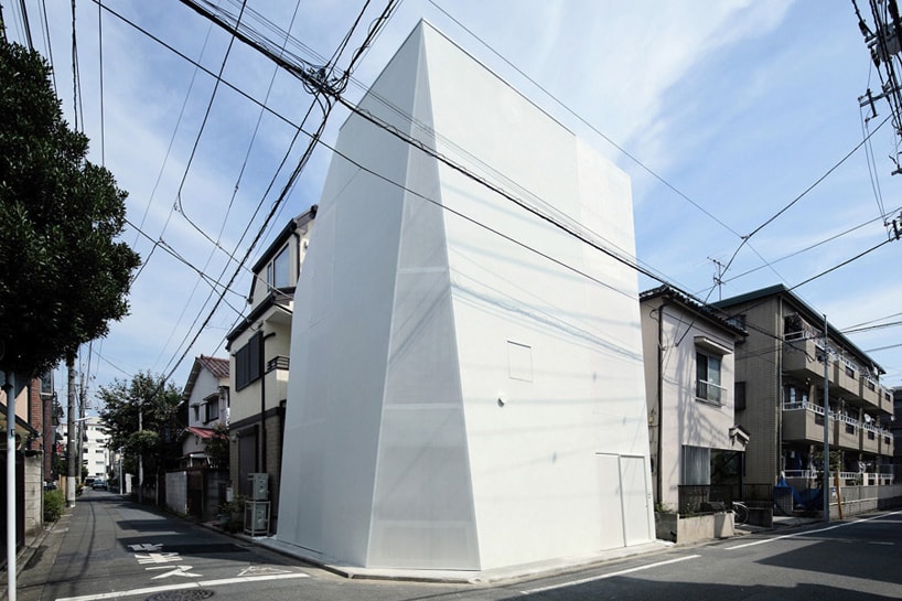 Монолитный дом в Токио максимально использует городское пространство