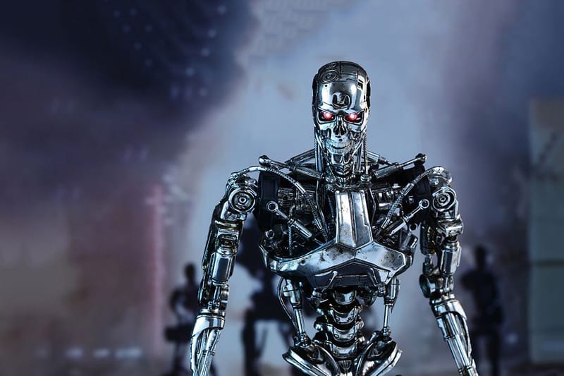 Hot Toys Terminator Genisys Endoskeleton Collectible Figure