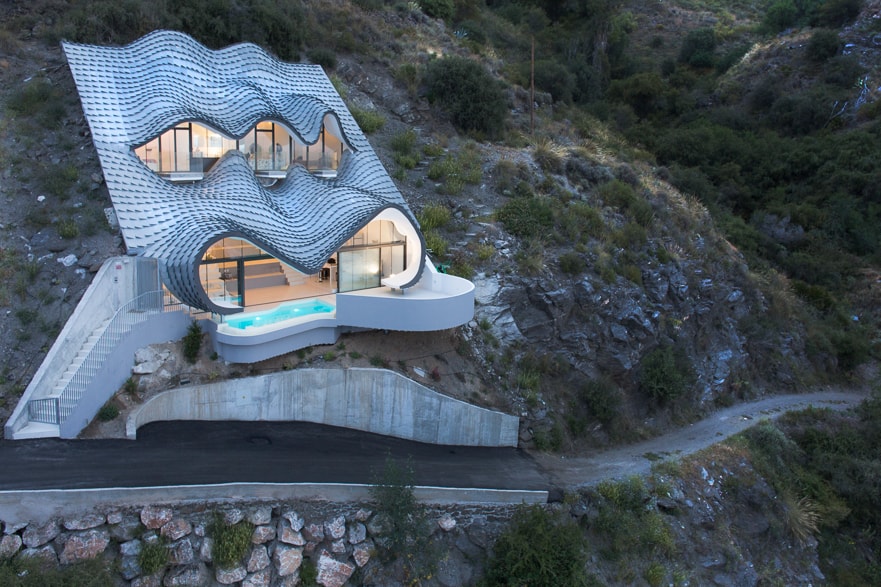 Эта испанская резиденция встраивает формы волн рептилий в ландшафт