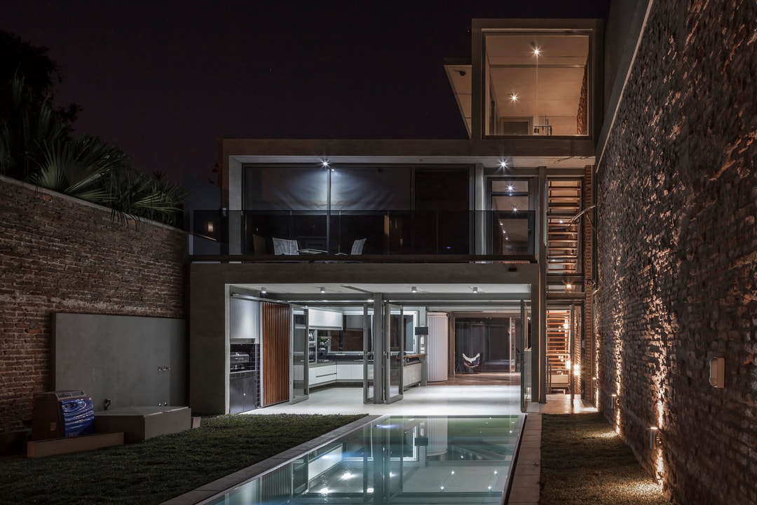Дом «Мерседес» в Аргентине гармонично сочетает в себе кирпич, бетон и металл