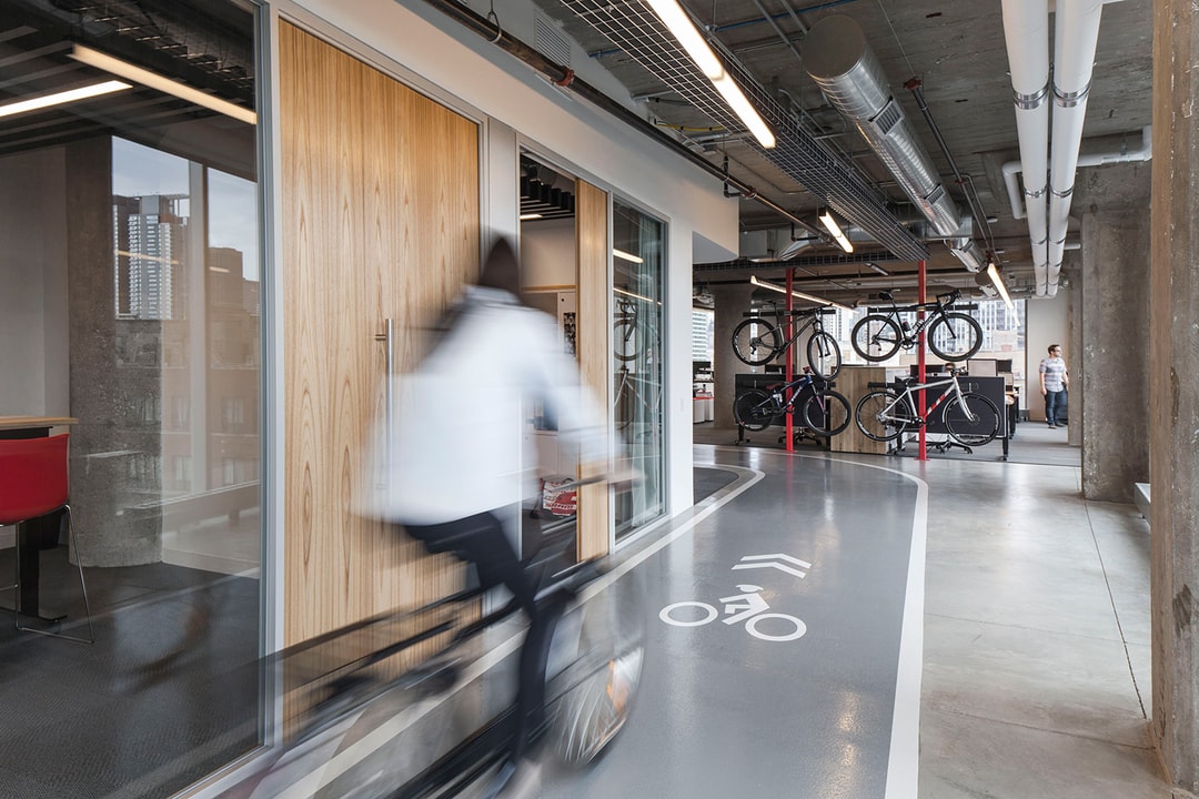 Самый удобный для велосипедистов офис в мире имеет крытую велосипедную дорожку
