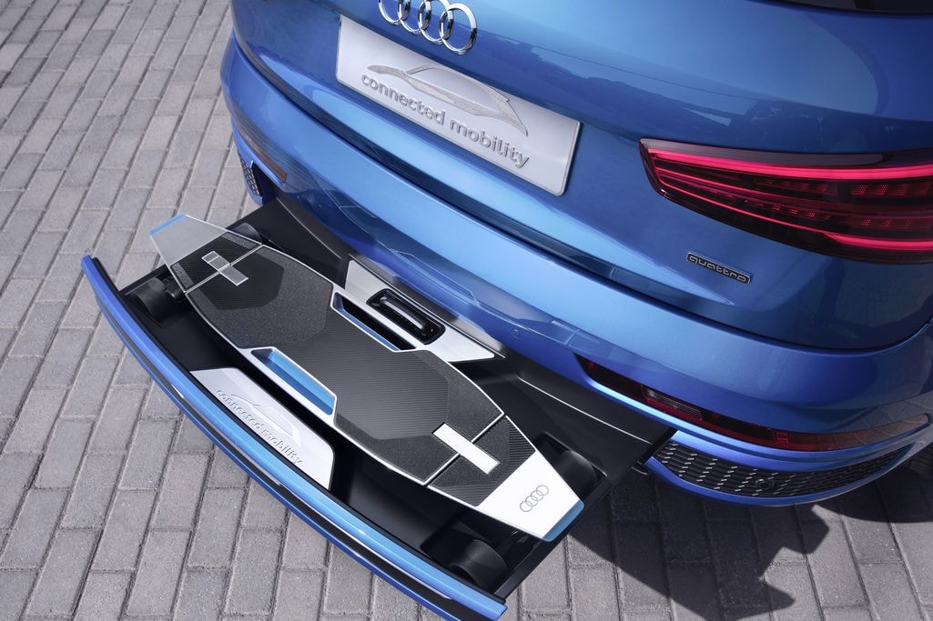 Audi упаковала электрический автономный лонгборд в бампер своего внедорожника Q3
