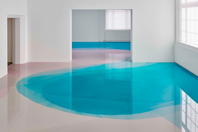 Питер Циммерманн наводнил Фрайбургский музей разноцветными бассейнами