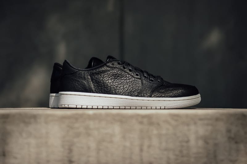 Jordan 1 retro low swooshless black best sale