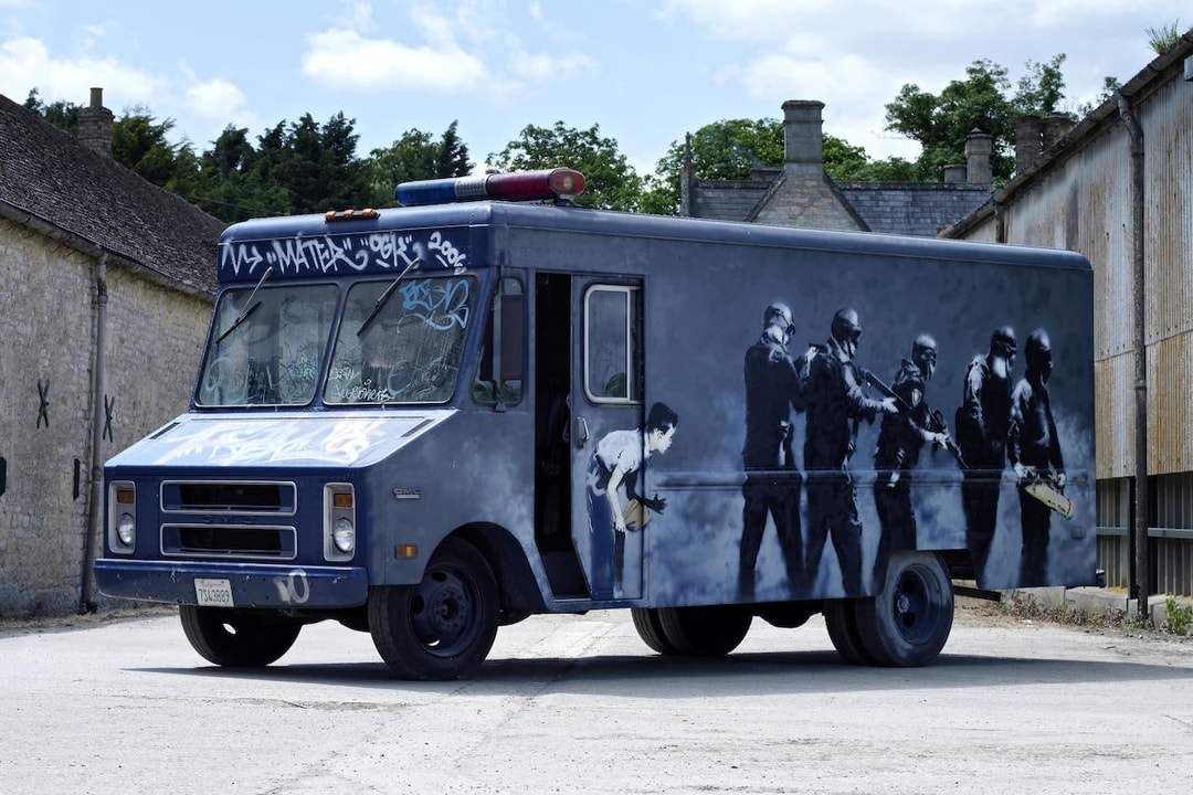 Знаменитый «фургон с граффити» Бэнкси выставят на аукцион в конце этого месяца