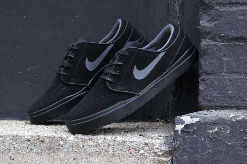 Nike janoski all black hotsell