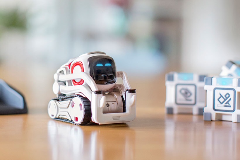 Этот робот-компаньон-погрузчик может узнавать ваше лицо и играть в игры