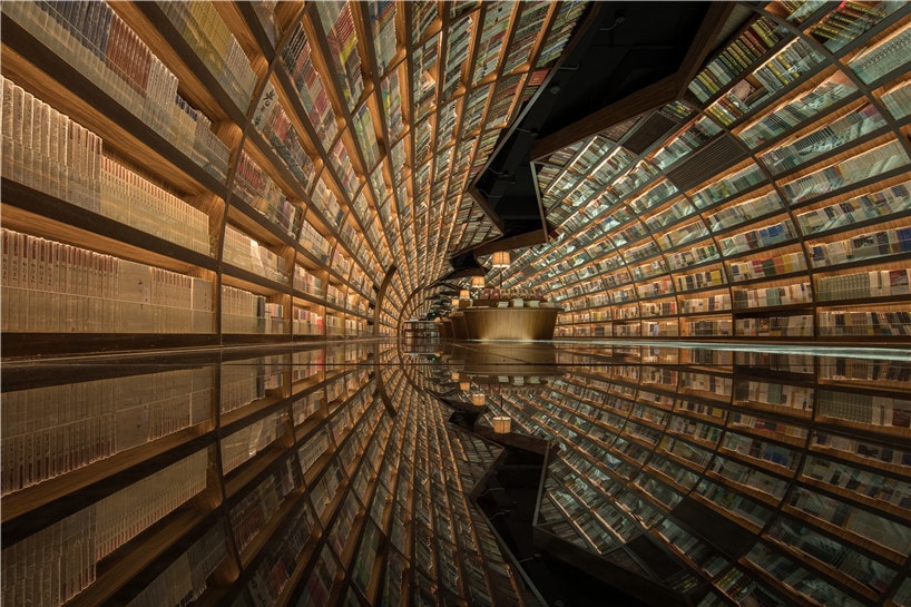 Посещение этой библиотеки со стеклянным полом – странный опыт