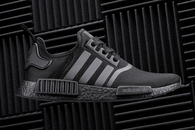 Adidas nmd triple black hot sale r1