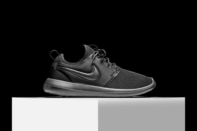 Nike roshe 2 black white hotsell