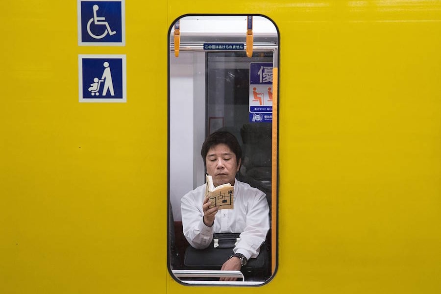 Взгляните на жизнь пассажиров токийского метро через эти интимные фотографии