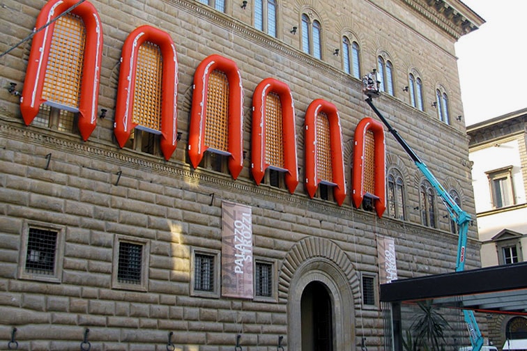 Ай Вэйвэй привязывает 22 резиновые спасательные шлюпки к палаццо Строцци во Флоренции