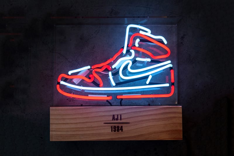 Neon on sale jordan 1