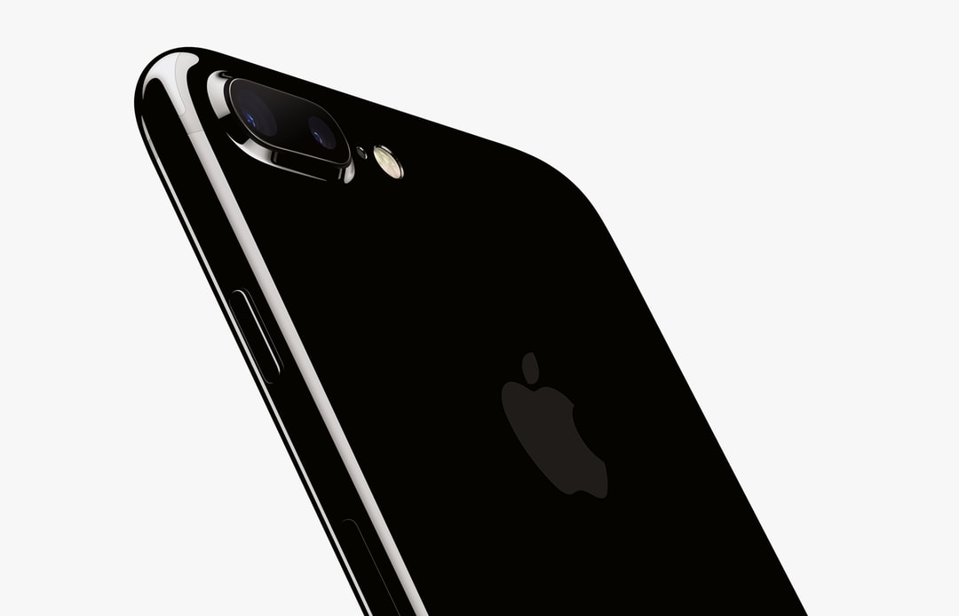 Apple предупреждает, что черный iPhone 7 легко царапается