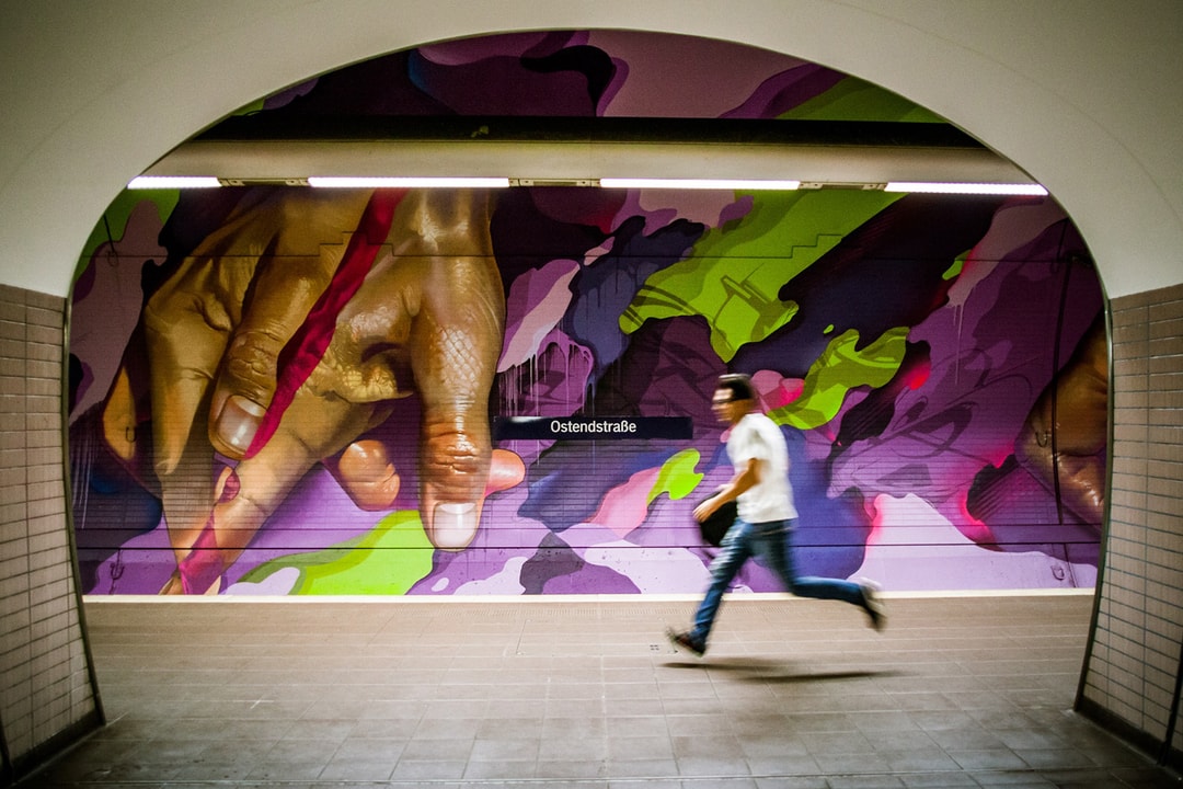 Художники DOES и Case Maclaim облили 1000 литров краски во франкфуртском метро