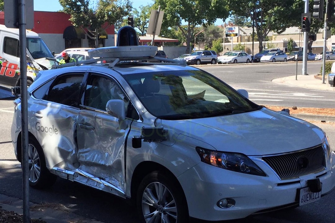 Беспилотный автомобиль Google попал в серьезную аварию