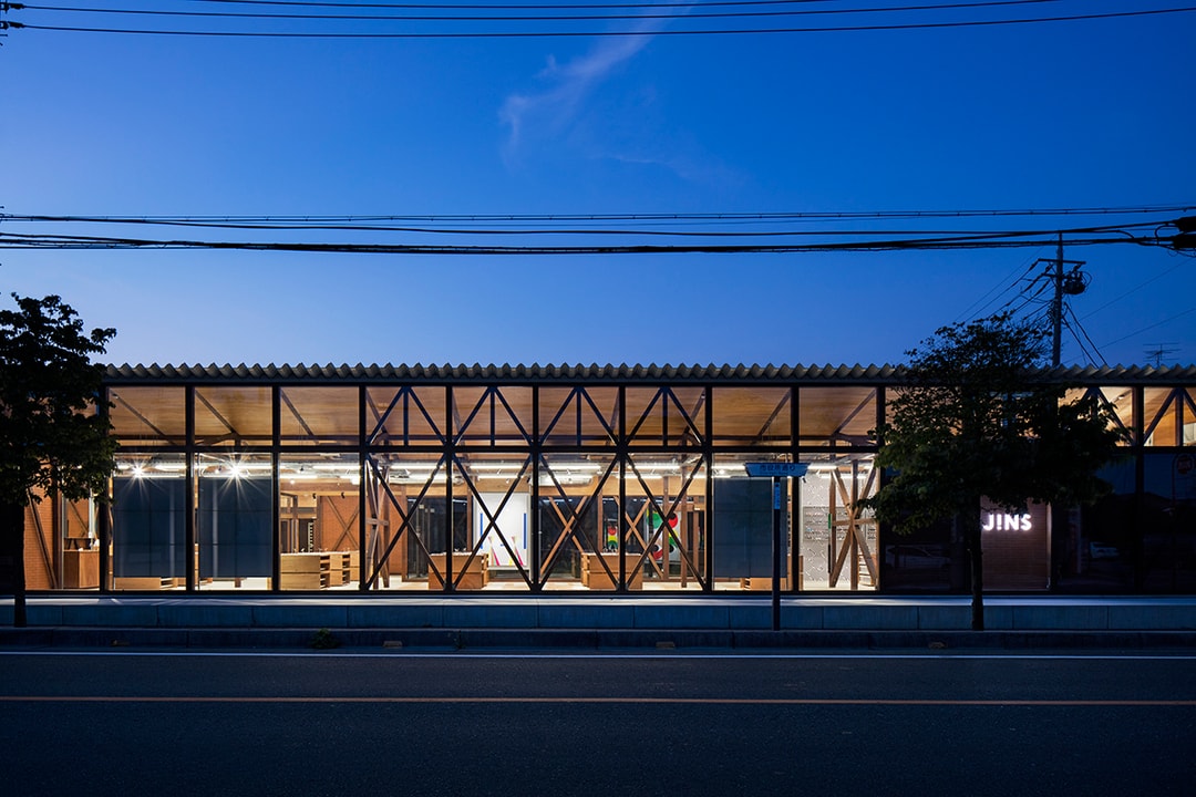 Джо Нагасака и Schemata Architects сняли фасад флагмана Ageo компании JINS