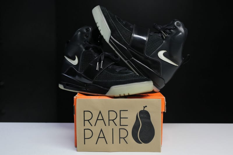 Air yeezy 2025 1 black glow