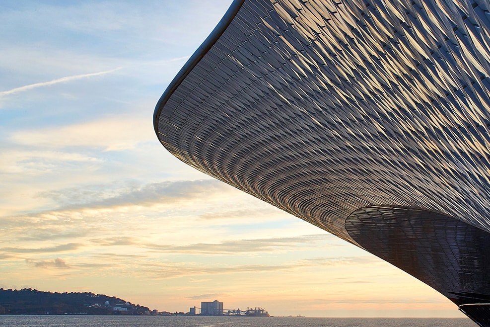 Двери блестящего нового музея искусства, архитектуры и технологий Лиссабона открыты