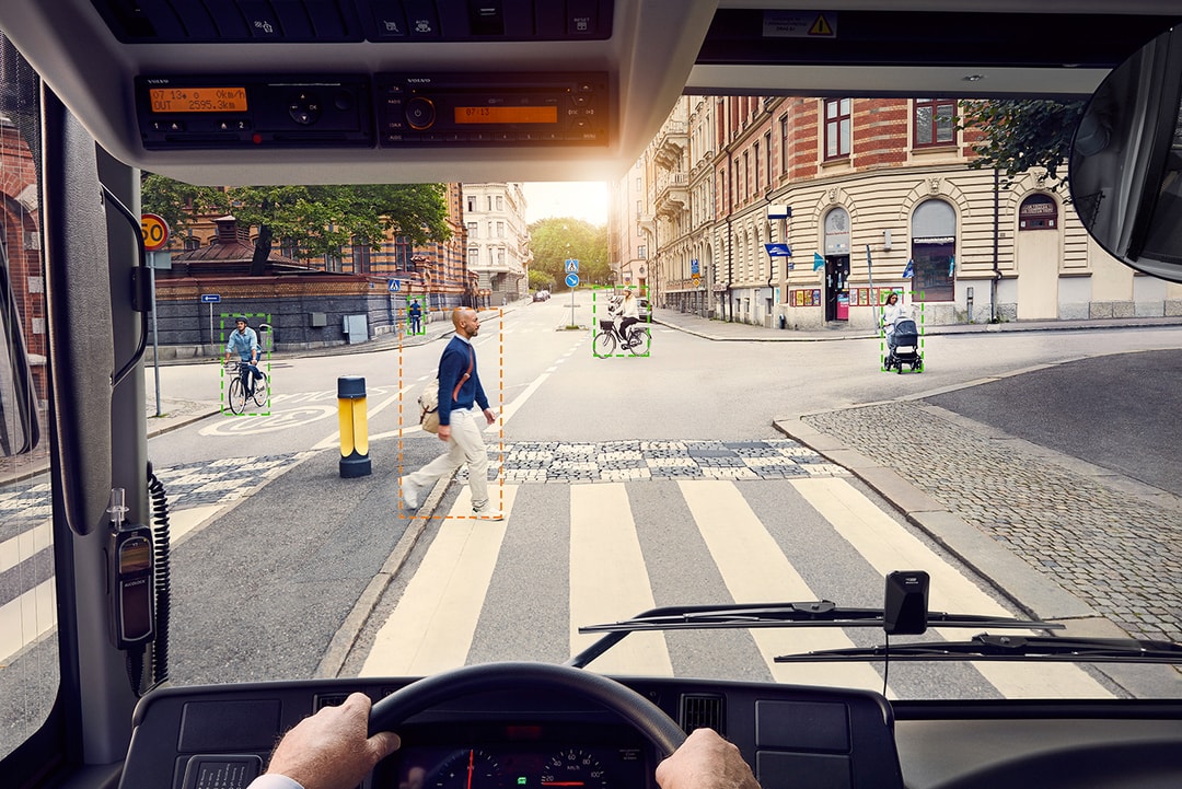 Volvo создает электронный автобус, который обнаруживает забывчивых пешеходов и сигналит им