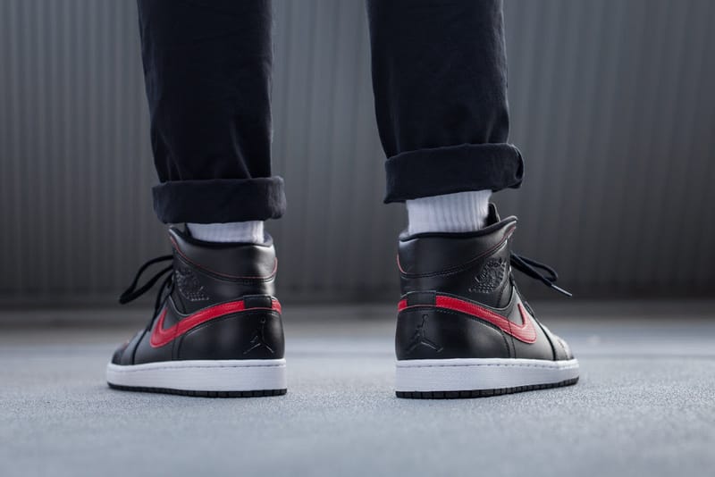 Jordan 1 black outlet gym red on feet