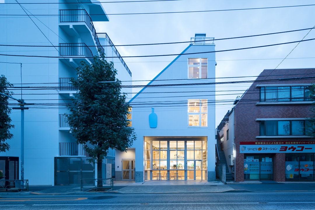 Blue Bottle Coffee открывает пятое кафе в Токио, спроектированное Schemata Architects